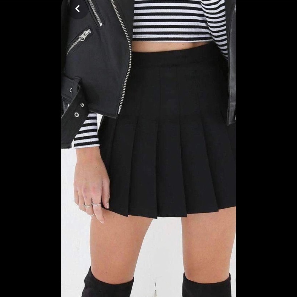 Black skater pleaded skirt